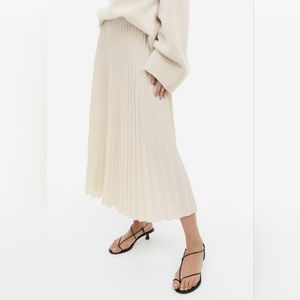 H&M light beige pleated skirt NWT